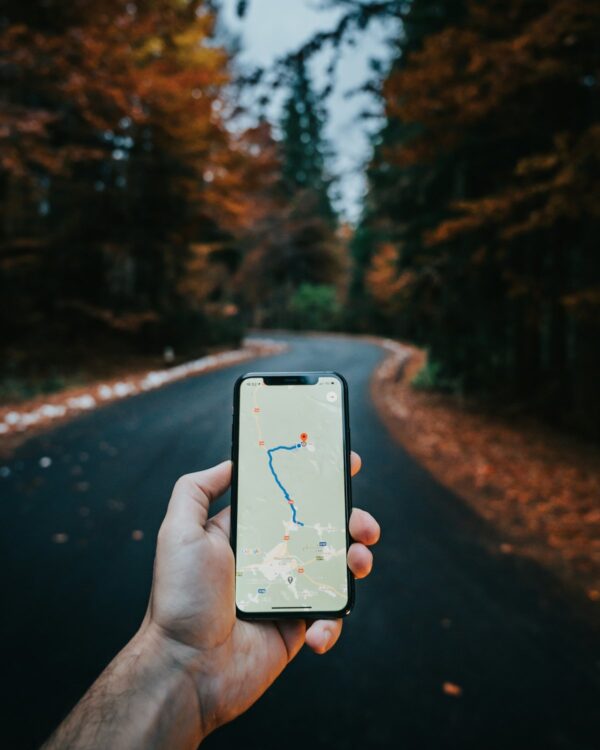 Mapa z nawigacją na telefonie, wyniki lokalne w Mapach