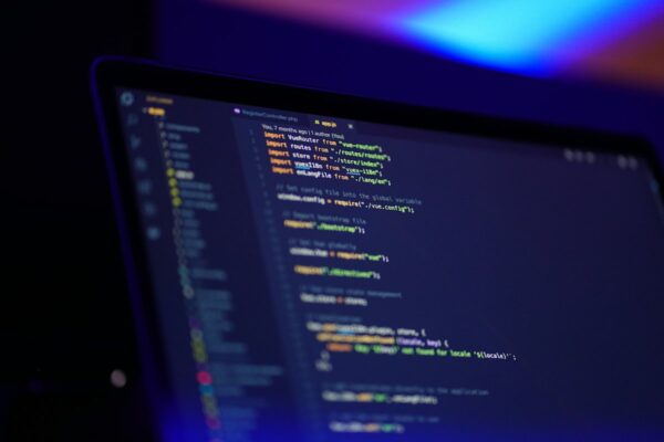 Kod strony na laptopie, optymalizacja szybkości strony