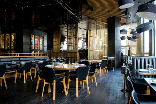 Wnętrze restauracji, pozycjonowanie stron dla restauracji