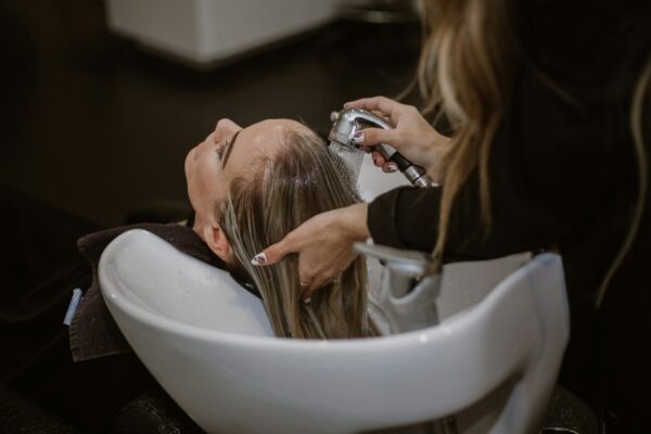 Fryzjerka przy pracy, pozycjonowanie salonu fryzjerskiego