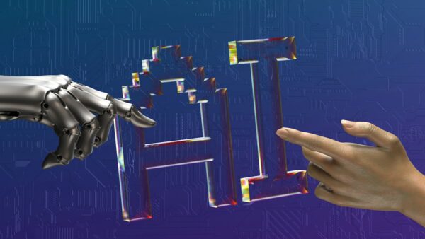 Dłoń człowieka i robota przy napisie AI, widoczność w odpowiedziach AI