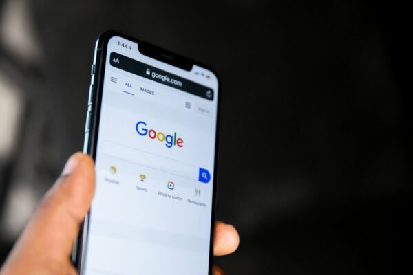 Wyszukiwarka Google na ekranie telefonu