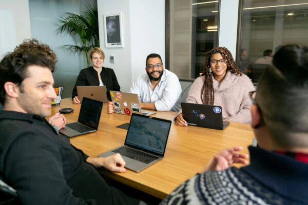 Zespół przy laptopach podczas pracy nad projektem